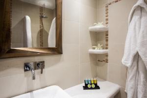 un bagno con lavandino e specchio di Daedalus Hotel a Firà