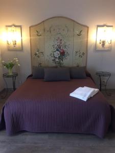 ローマにあるResidenza i Ciclaminiのベッドルーム(紫の毛布を使用した大型ベッド1台付)