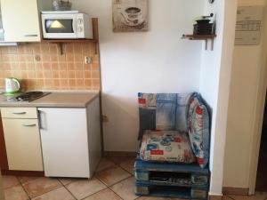 una piccola cucina con tavolo e forno a microonde di Apartments Ana+3 a Šibenik