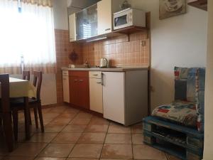 una piccola cucina con lavandino e tavolo di Apartments Ana+3 a Šibenik