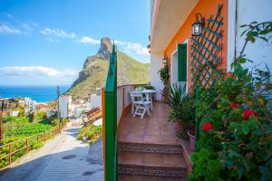 ein Balkon mit Tisch und Meerblick in der Unterkunft Casa campo y Playa Taganana in Taganana