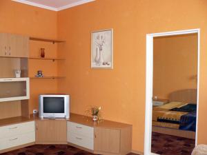 ein Wohnzimmer mit einem TV und ein Schlafzimmer in der Unterkunft Economy Hotel Fiesta in Izmail