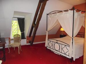 Un pat sau paturi într-o cameră la Chambres d'hôtes Edoniaa