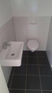 ブルッティヒ・ファンケルにあるPension Dörenのバスルーム(白い洗面台、トイレ付)