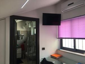 アヴォラにあるSTANZA PRIVATA 2 POSTI LETTO CON BAGNOのバスルーム(シャワー付)、壁掛けテレビが備わります。