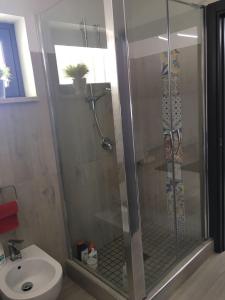 アヴォラにあるSTANZA PRIVATA 2 POSTI LETTO CON BAGNOのバスルーム(シャワー、トイレ、洗面台付)