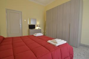 カターニアにあるEfesto Bed & Breakfastの赤いベッド1台(赤い毛布付)が備わるベッドルーム1室が備わります。