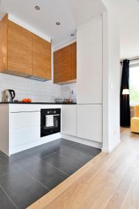 Kuchyňa alebo kuchynka v ubytovaní Apartments City Center Warsaw by Noclegi Renters