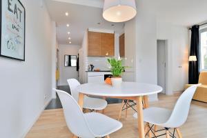 Kuchyňa alebo kuchynka v ubytovaní Apartments City Center Warsaw by Noclegi Renters