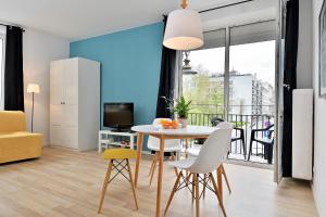 Televízia a/alebo spoločenská miestnosť v ubytovaní Apartments City Center Warsaw by Noclegi Renters
