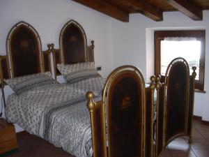 サン・ゼーノ・ディ・モンターニャにあるCasa Nadiaのベッドルーム1室(ベッド2台付)