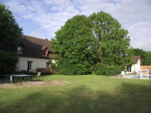 uma grande árvore no quintal de uma casa em Chambres d'hôtes Edoniaa em Quend