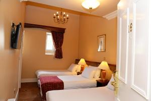 Uma cama ou camas num quarto em Gabriel House Guesthouse