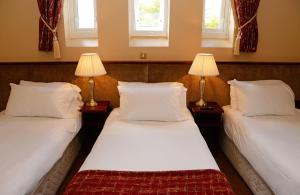 Uma cama ou camas num quarto em Gabriel House Guesthouse