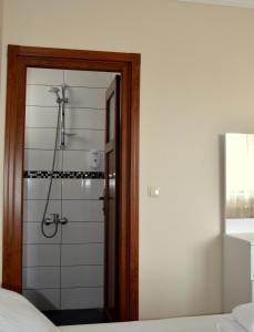 ein Bad mit einer Dusche und einer Glastür in der Unterkunft Ozgurcan Apart & Hotel in Trabzon