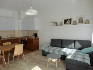 a living room with a couch and a table at Apartament Jelitkowski in Gdańsk