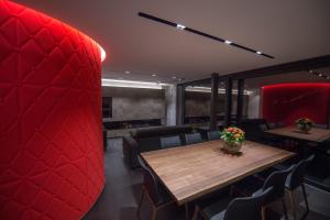 Le Cube في بروفونديفيل: غرفة طعام مع طاولة وكراسي خشبية