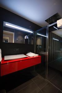 a bathroom with a red sink and a shower at Le Cube in Profondeville