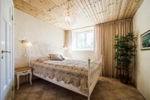 una camera da letto con un letto bianco e una finestra di Anna´s Bed & Kitchen a Varberg