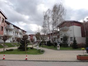 una strada con case e coni in una città di Apartament Jelitkowski a Danzica