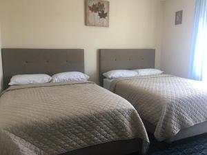 Postel nebo postele na pokoji v ubytování Misquamicut Beach Front Inn