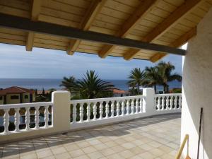 einen weißen Zaun auf einem Balkon mit Meerblick im Hintergrund in der Unterkunft Studio - Casa Martin in San Sebastián de la Gomera