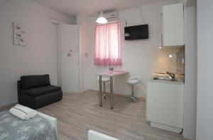 Kuchyňa alebo kuchynka v ubytovaní Summer Bay Apartments + 37 fotografií