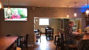 TV a/nebo společenská místnost v ubytování 19th Hole Hotel, Carnoustie