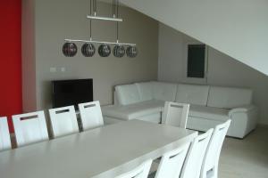 ein Wohnzimmer mit einem weißen Tisch und Stühlen in der Unterkunft Holiday Home Sisko in Trogir