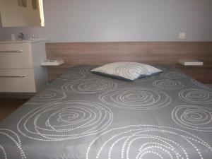 Postel nebo postele na pokoji v ubytování Hotel Le Colbert epernay