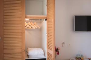 Televízia a/alebo spoločenská miestnosť v ubytovaní Hermes Beach Front