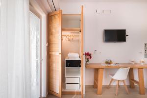 Televízia a/alebo spoločenská miestnosť v ubytovaní Hermes Beach Front