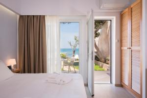 Posteľ alebo postele v izbe v ubytovaní Hermes Beach Front
