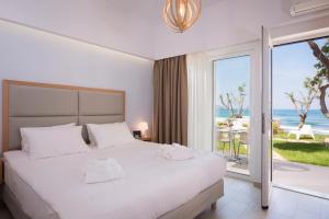 Posteľ alebo postele v izbe v ubytovaní Hermes Beach Front
