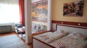 a bedroom with two twin beds in a room at Hajnal Apartman in Gyula