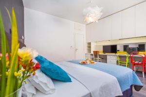 ドゥブロヴニクにあるApartment & Room Joyのベッド1台、テーブル、椅子が備わる客室です。