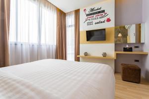 Giường trong phòng chung tại OneLoft Hotel