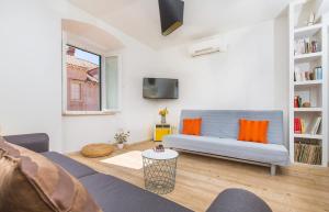 Televízia a/alebo spoločenská miestnosť v ubytovaní Apartment & Room Joy