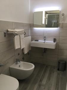A bathroom at Le Anfore Hotel - Lampedusa Még 26 kép