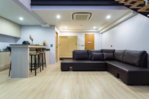 Khu vực ghế ngồi tại OneLoft Hotel