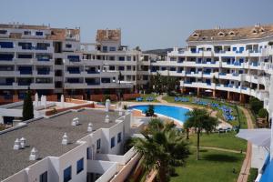 een luchtzicht op een resort met een zwembad bij Duquesa suite and golf with a spectacular sea view in Manilva