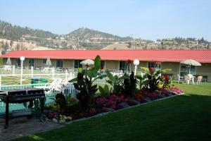 Okanagan Seasons Resort في كيلونا: منتجع فيه مسبح وحديقة