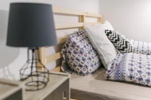 Posteľ alebo postele v izbe v ubytovaní Golden Hand Luxury Apartment