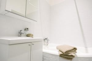 Kúpeľňa v ubytovaní Golden Hand Luxury Apartment + 15 fotografií