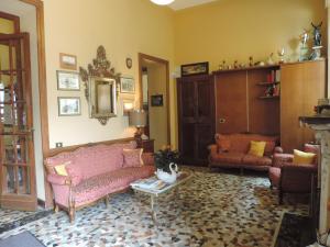 salon z różową kanapą i stołem w obiekcie Hotel Vapore w mieście Torno