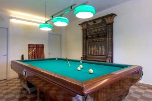 una mesa de billar con pelotas en una habitación en CasaBiondani Lazise, en Lazise