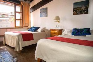 Cette chambre comprend 2 lits et une fenêtre. dans l'établissement Hotel Mi Casita, à Taxco