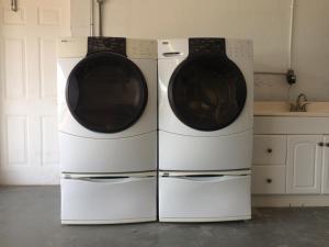 Dos lavadoras están una al lado de la otra en BOATERS.HOUSE Cape Coral, Florida, en Cabo Coral