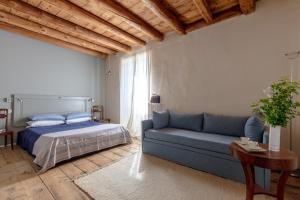 una sala de estar con un sofá y una cama en CasaBiondani Lazise, en Lazise