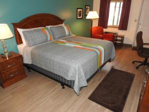 Кровать или кровати в номере Edelweiss Inn